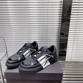 Сникерсы Valentino ONE STUD из телячьей кожи с ремешками. Мягкие 