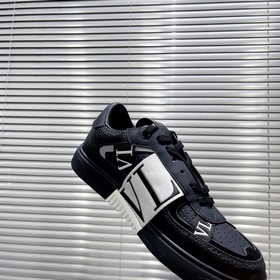 Сникерсы Valentino ONE STUD из телячьей кожи с ремешками. Мягкие 