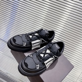 Сникерсы Valentino ONE STUD из телячьей кожи с ремешками. Мягкие 