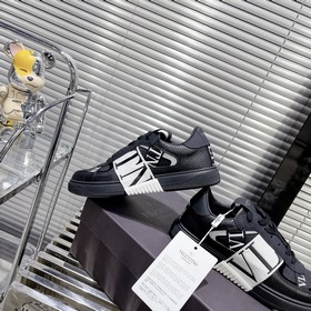 Сникерсы Valentino ONE STUD из телячьей кожи с ремешками. Мягкие 