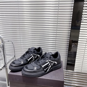 Сникерсы Valentino ONE STUD из телячьей кожи с ремешками. Мягкие 