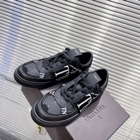 Сникерсы Valentino ONE STUD из телячьей кожи с ремешками. Мягкие 