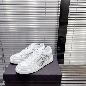 Сникерсы Valentino ONE STUD из телячьей кожи с ремешками. Мягкие 
