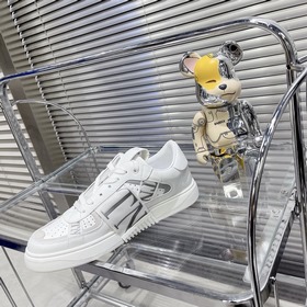 Сникерсы Valentino ONE STUD из телячьей кожи с ремешками. Мягкие 