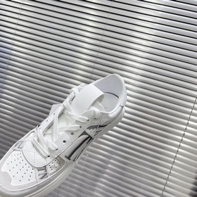 Сникерсы Valentino ONE STUD из телячьей кожи с ремешками. Мягкие 