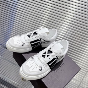 Сникерсы Valentino ONE STUD из телячьей кожи с ремешками. Мягкие 