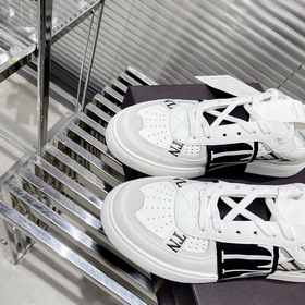 Сникерсы Valentino ONE STUD из телячьей кожи с ремешками. Мягкие 