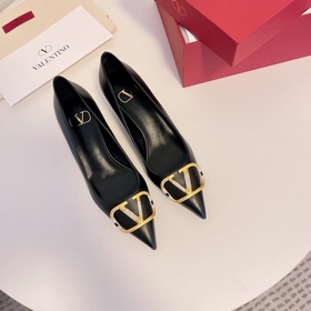 Сандалии Valentino с большой V-образной застежкой и стразами, нов