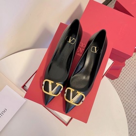 Сандалии Valentino с большой V-образной застежкой и стразами, нов