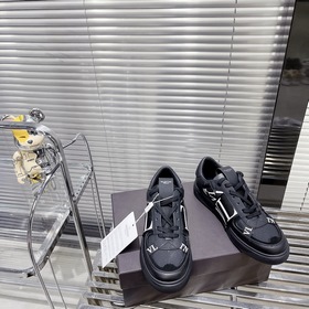 Спортивные туфли Valentino ONE STUD из телячьей кожи с ремешками.