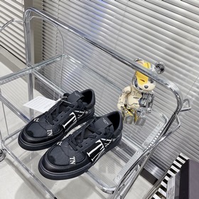 Спортивные туфли Valentino ONE STUD из телячьей кожи с ремешками.