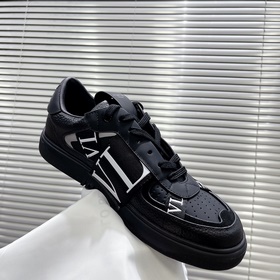 Спортивные туфли Valentino ONE STUD из телячьей кожи с ремешками.