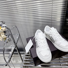 Сникерсы Valentino ONE STUD из телячьей кожи с ремешками. Мягкие 