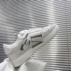 Сникерсы Valentino ONE STUD из телячьей кожи с ремешками. Мягкие 
