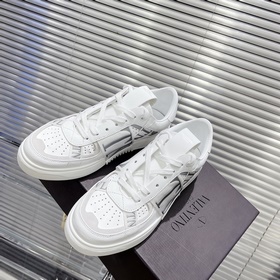 Сникерсы Valentino ONE STUD из телячьей кожи с ремешками. Мягкие 