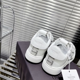 Сникерсы Valentino ONE STUD из телячьей кожи с ремешками. Мягкие 