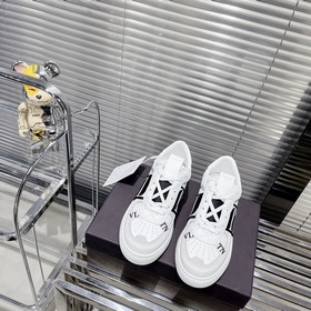 Сникерсы Valentino ONE STUD из телячьей кожи с ремешками. Мягкие