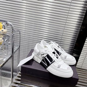 Сникерсы Valentino ONE STUD из телячьей кожи с ремешками. Мягкие 