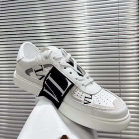 Сникерсы Valentino ONE STUD из телячьей кожи с ремешками. Мягкие 