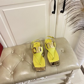 Новая коллекция весна-лето 2023 от Valentino. Новый дизайн очков,