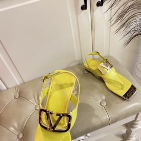 Новая коллекция весна-лето 2023 от Valentino. Новый дизайн очков,