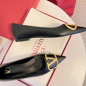 Сандалии Valentino с большой V-образной застежкой и стразами, нов