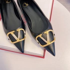 Сандалии Valentino с большой V-образной застежкой и стразами, нов
