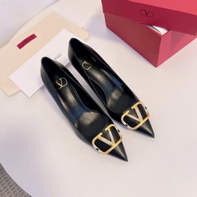 Сандалии Valentino с большой V-образной застежкой и стразами, нов