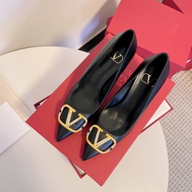 Сандалии Valentino с большой V-образной застежкой и стразами, нов