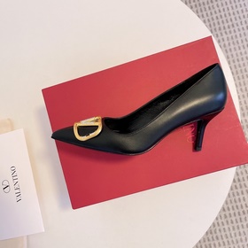 Сандалии Valentino с большой V-образной застежкой и стразами, нов