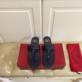 Новые сандалии VALENTINO, кожа, овечья подкладка, размеры 35-42 (