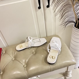 Новые сандалии VALENTINO, кожа, овечья подкладка, размеры 35-42 (
