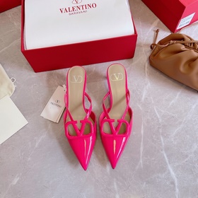 Valentino Большая V-образная пряжка на сандалиях из последней кол