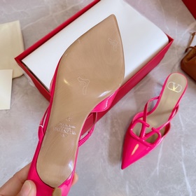 Valentino Большая V-образная пряжка на сандалиях из последней кол