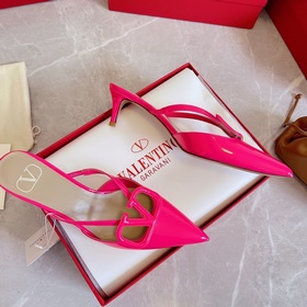 Valentino Большая V-образная пряжка на сандалиях из последней кол
