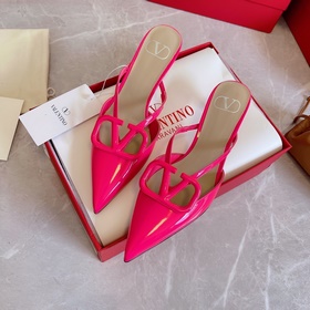 Valentino Большая V-образная пряжка на сандалиях из последней кол