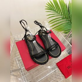 Valentino | Новая коллекция весна-лето 2023 от V-House. Постер с