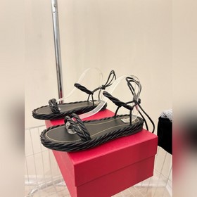 Valentino | Новая коллекция весна-лето 2023 от V-House. Постер с