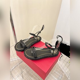 Valentino | Новая коллекция весна-лето 2023 от V-House. Постер с