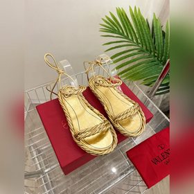 Valentino | Новая коллекция весна-лето 2023 от V-House. Постер с