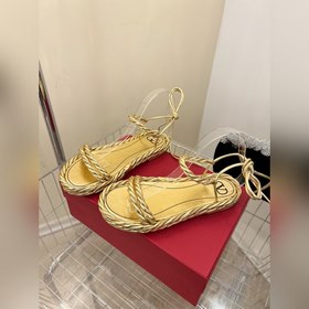 Valentino | Новая коллекция весна-лето 2023 от V-House. Постер с