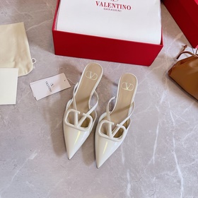 Valentino Большая V-образная пряжка на сандалиях из последней кол