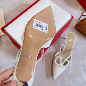 Valentino Большая V-образная пряжка на сандалиях из последней кол