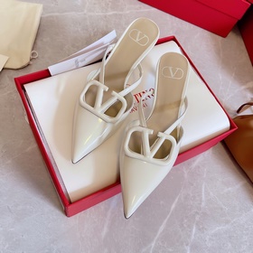 Valentino Большая V-образная пряжка на сандалиях из последней кол
