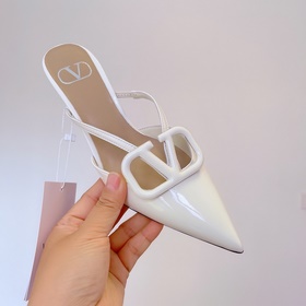 Valentino Большая V-образная пряжка на сандалиях из последней кол