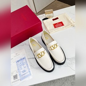 Новые лофейки Valentino с логотипом V Комфорт и мода в одном, лег