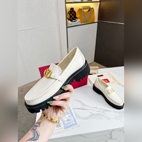 Новые лофейки Valentino с логотипом V Комфорт и мода в одном, лег