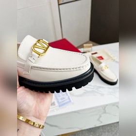 Новые лофейки Valentino с логотипом V Комфорт и мода в одном, лег
