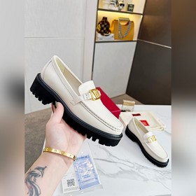 Новые лофейки Valentino с логотипом V Комфорт и мода в одном, лег