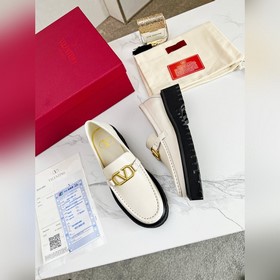 Новые лофейки Valentino с логотипом V Комфорт и мода в одном, лег